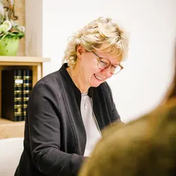 Einfühlsames Beratungsgespräch mit Claudia Schreieck im Büro der Bestattung Longo Einfühlsames Beratungsgespräch mit Claudia Schreieck im Büro der Bestattung Longo