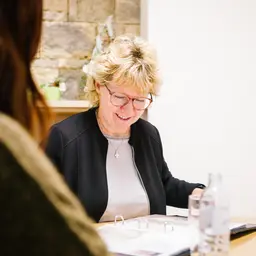 Claudia Schreieck im Beratungsgespräch mit Angehörigen in den Räumen der Bestattung Longo