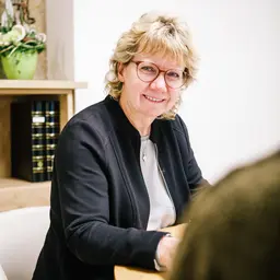 Claudia Schreieck im persönlichen Austausch mit Hinterbliebenen