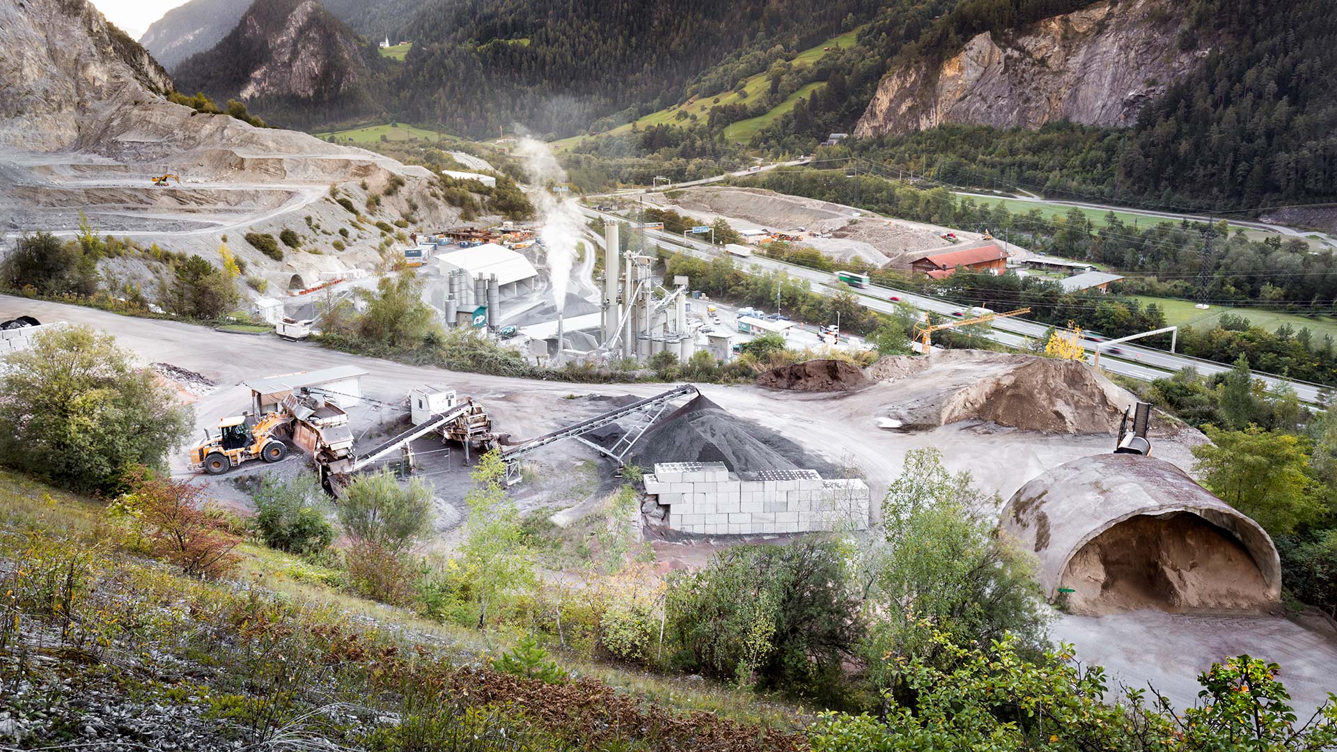 Erdenwerk von oben mit Recyclinganlage, Humuslager und im Hintergrund das Kieswerk Zams
