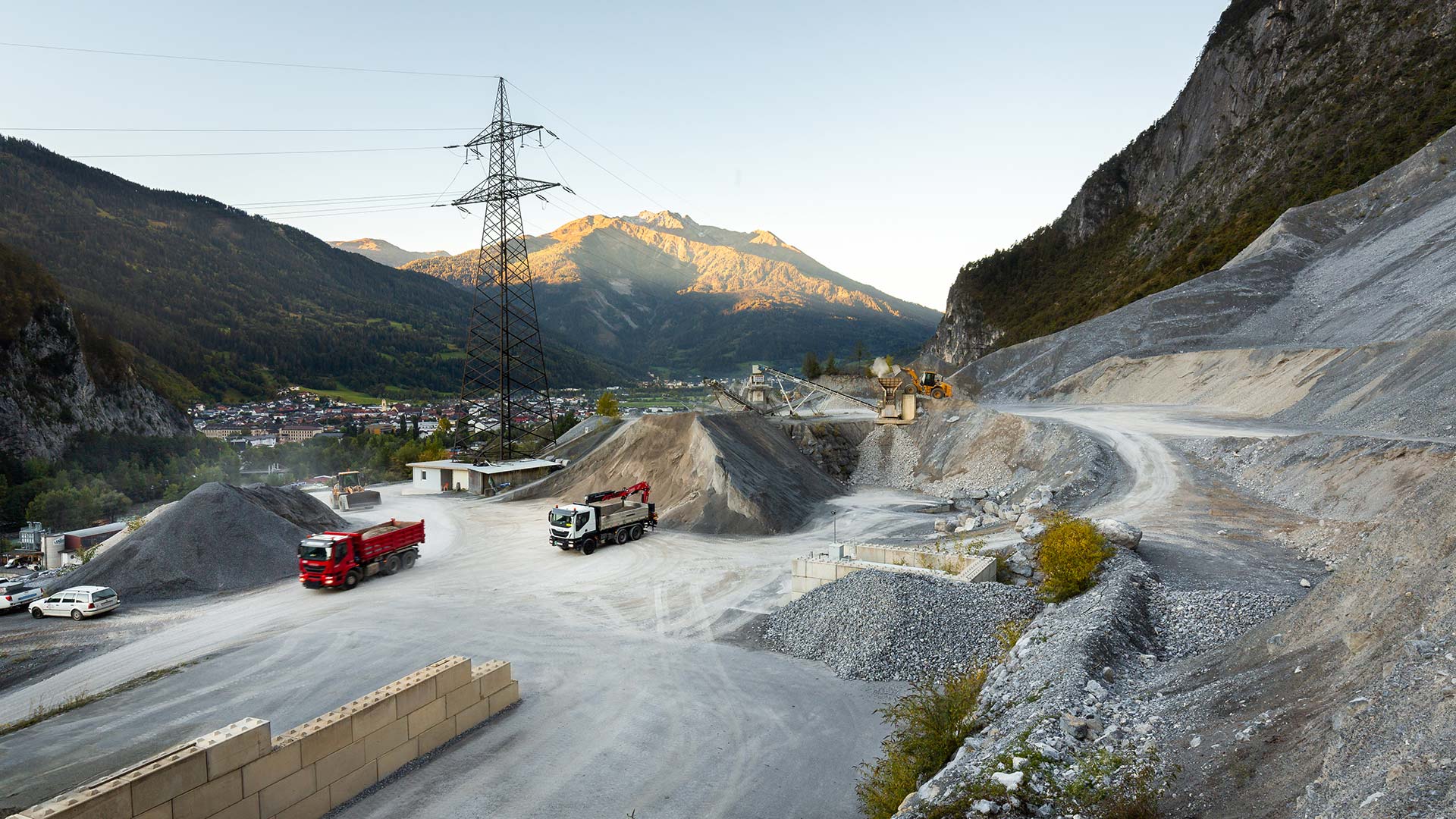 Kalkofen mit Abhol-LKW's, Siebanlage mit Zams im Hintergrund