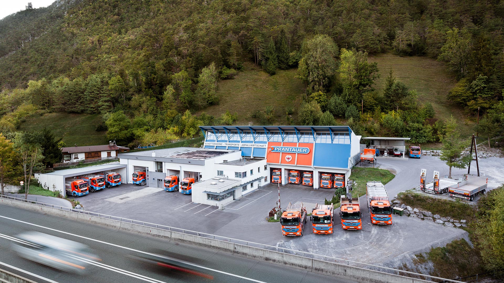 Büro- und Werkstattgebäude bei Tag