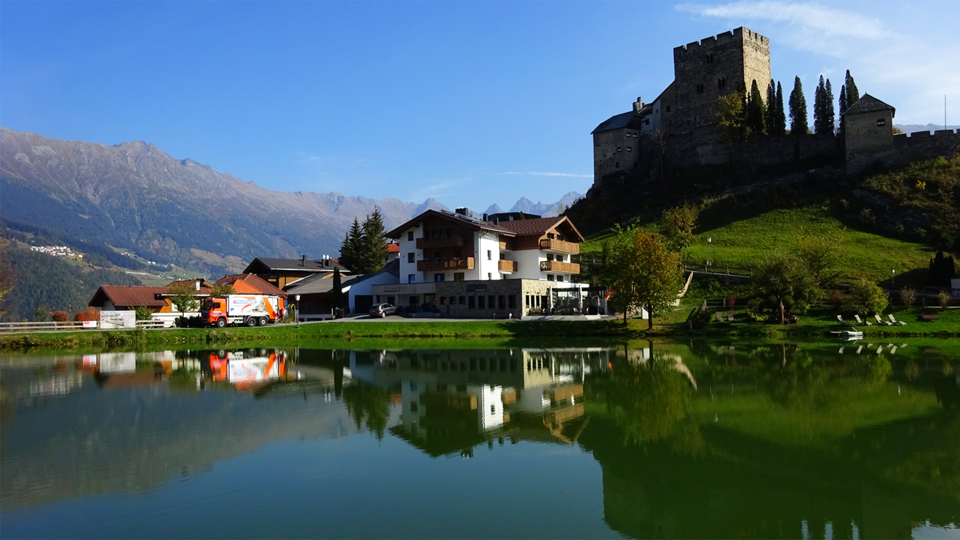 Ladiser Weiher im Vordergrund, Müllauto und Burg Laudeck im Hintergrund